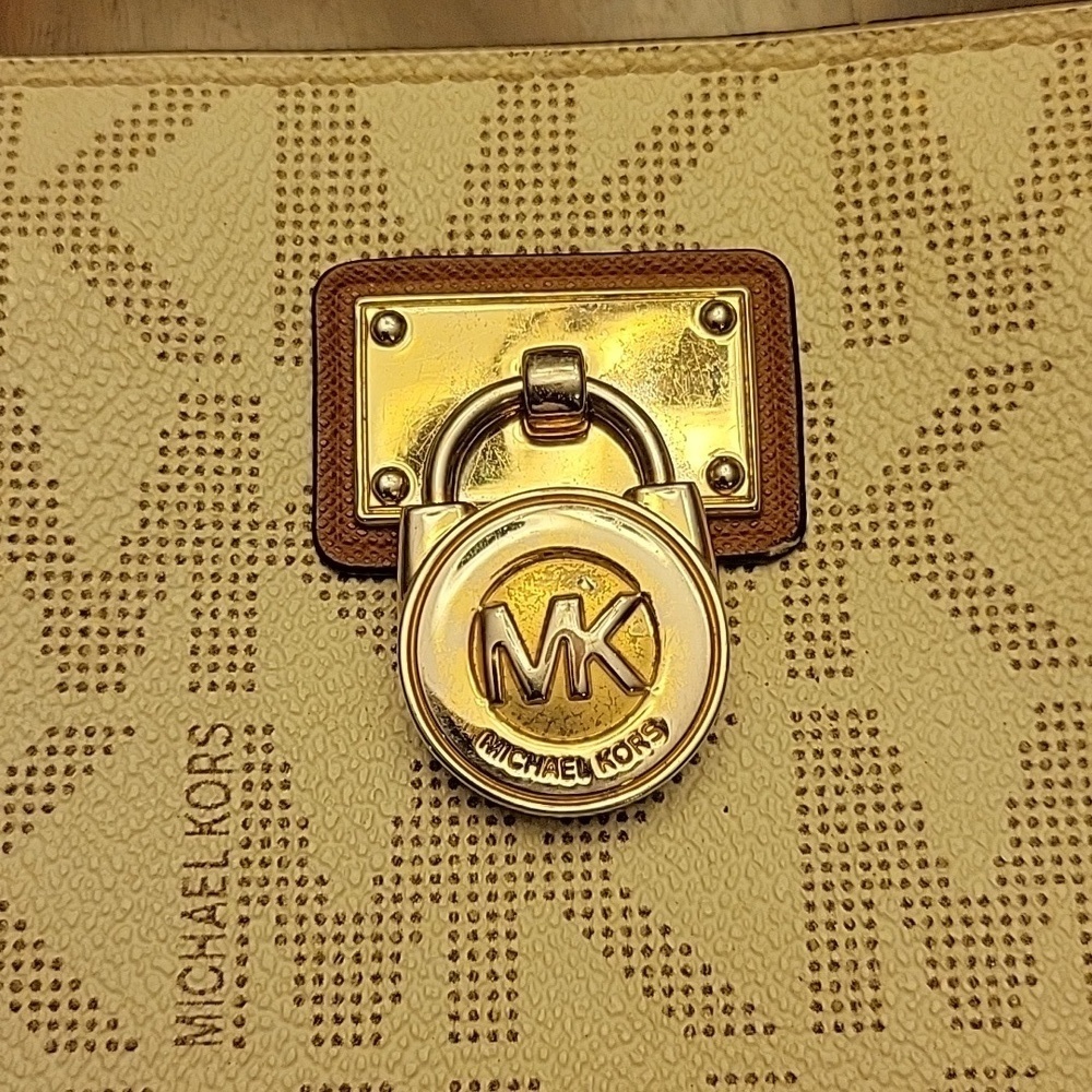 Michael Kors Beige Wallet - Picture 14 of 16